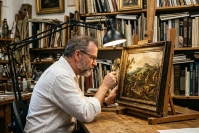 Эксперт проводит атрибуцию и экспертизу старинной картины