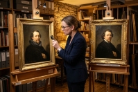 Эксперт по искусству сравнивает старинные портреты для подтверждения авторства и атрибуции картины
