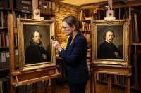 Експерт з мистецтва порівнює старовинні портрети для підтвердження авторства та атрибуції картини