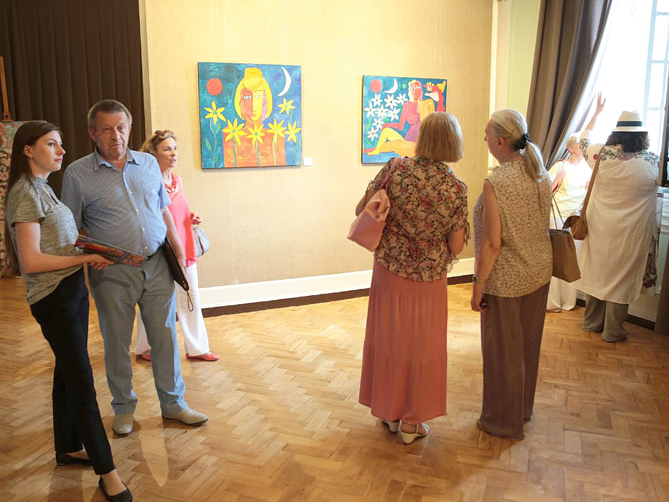 посетители выставки картин Бойко Петра
