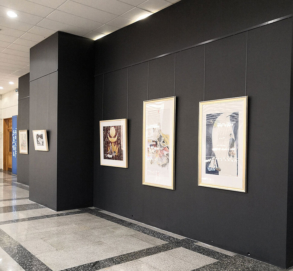 система підвішування картин на лісці в інтер'єрі будинку система підвішування картин на лісці в інтер'єрі будинку