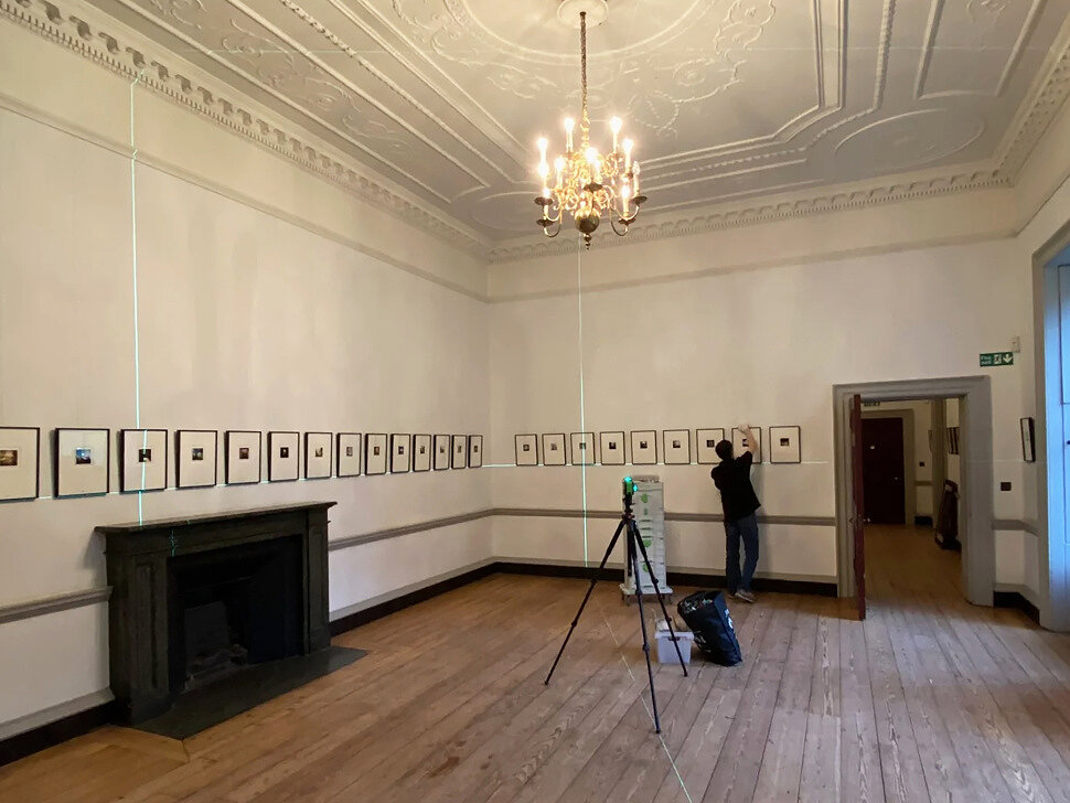 професійний монтаж та розвішування картин у приміщенні галереї професійний монтаж та розвішування картин у приміщенні галереї