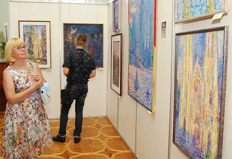 exhibition visitors museum artist paintings Kishenyuk Peter
