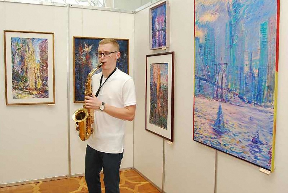 saxophonist plays exhibition paintings museum Peter Kishenyuk
