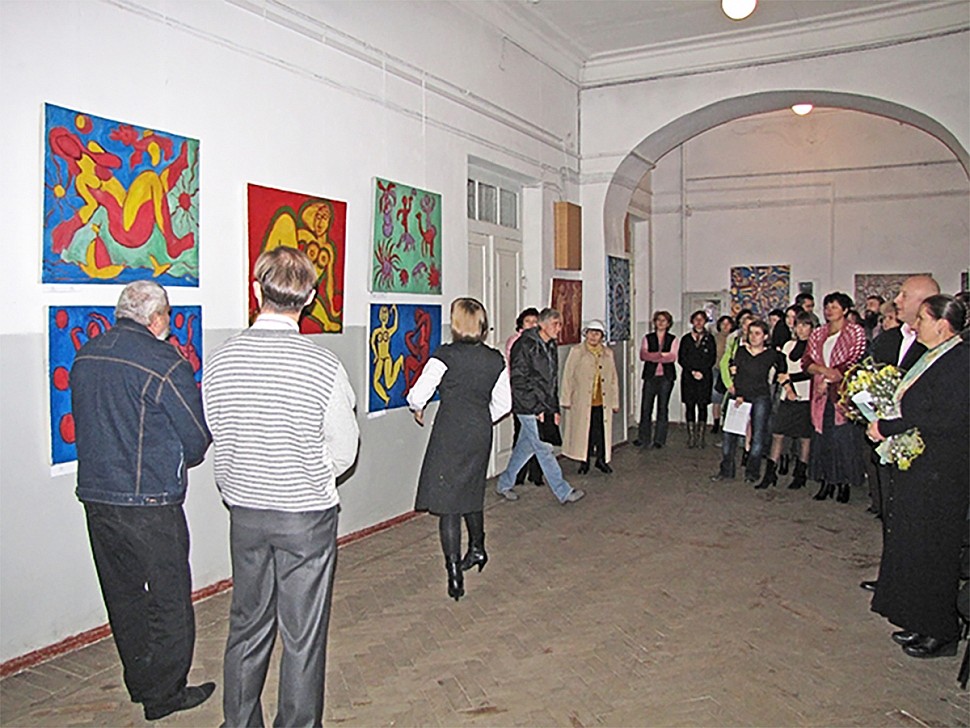 visitors to the exhibition of paintings by boyko peter