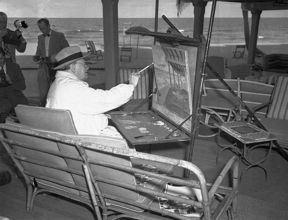 В. Черчиль на пленэре рисует у моря