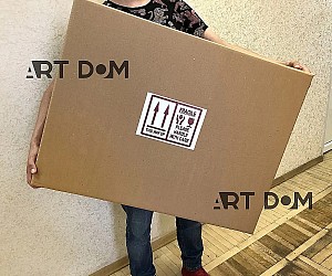 упаковка для картин в руках