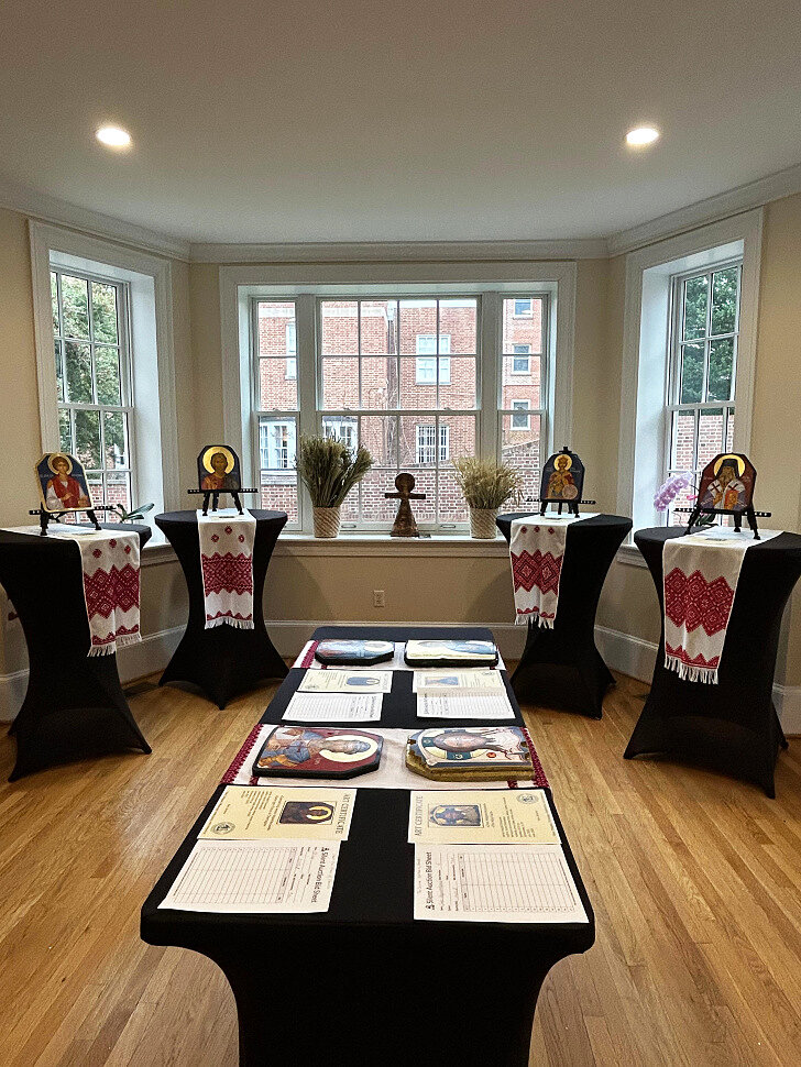 виставкова зала з іконами Андрія Охоцького