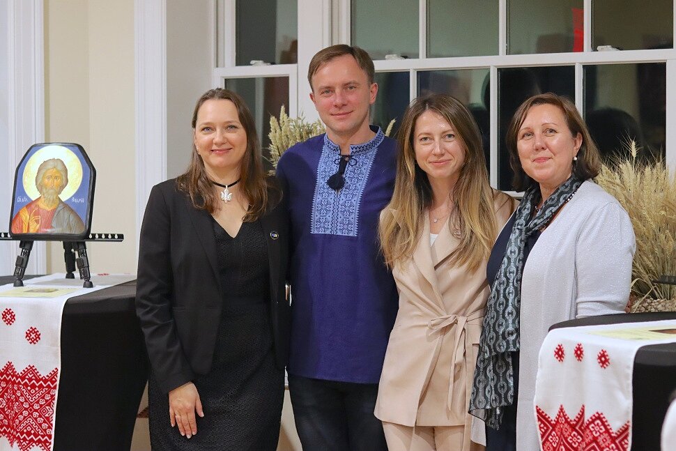 Охоцький Андрій з відвідувачами на власній персональній виставці Духовний щит