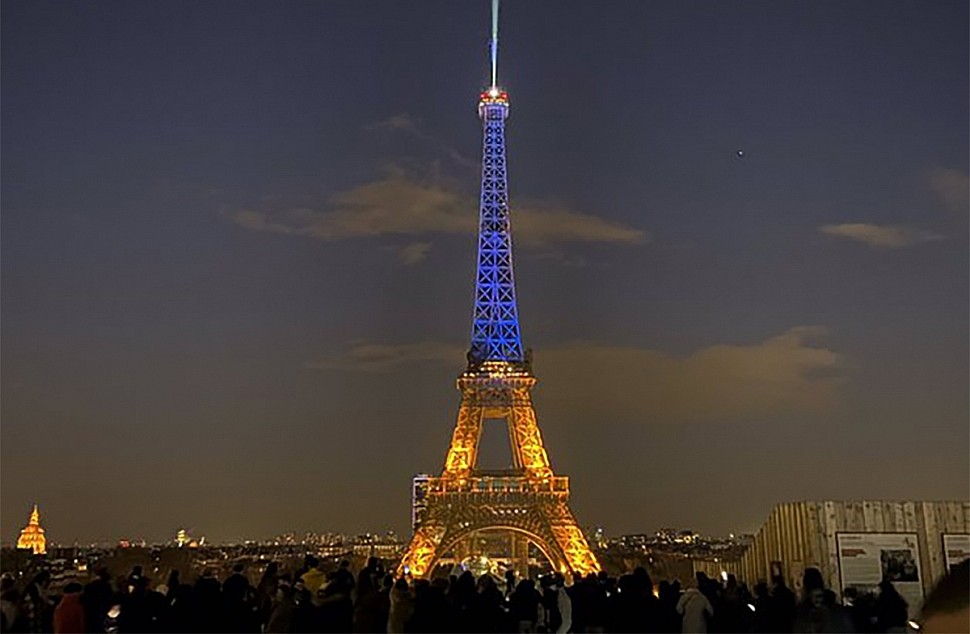 желто-голубая эйфелева башня, париж, франция
