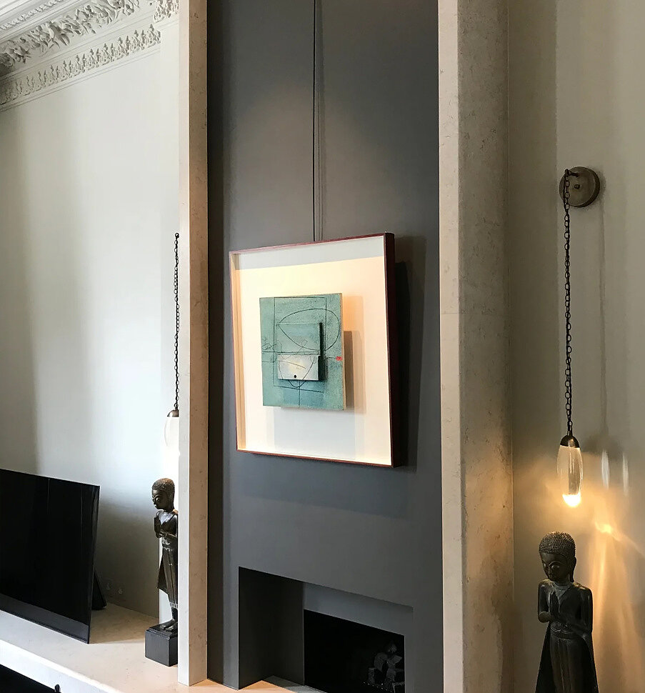 підвішування картини на стіні у приватному будинку підвішування картини на стіні у приватному будинку