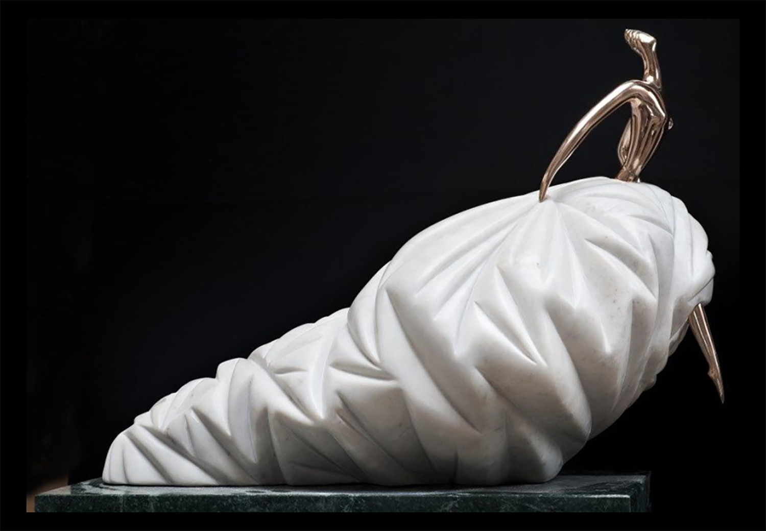 Бегущая к венцу, итальянский мрамор, скульптура Владимиров Алексей