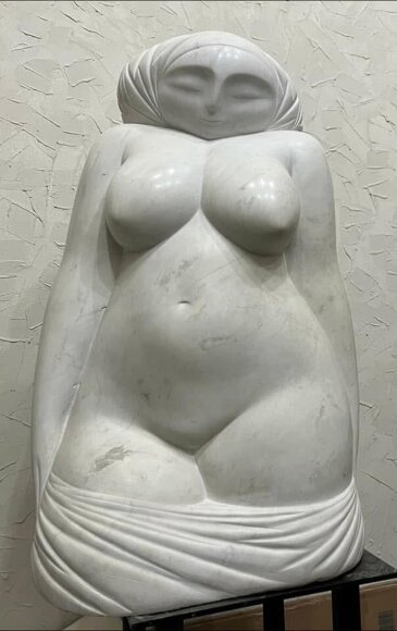 Мраморна скульптура Лунная богиня в интерьере, автор Владимиров Алексей