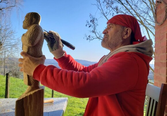 Скульптор Владимиров Алексей за роботой, вырезает образ из деревянной основы