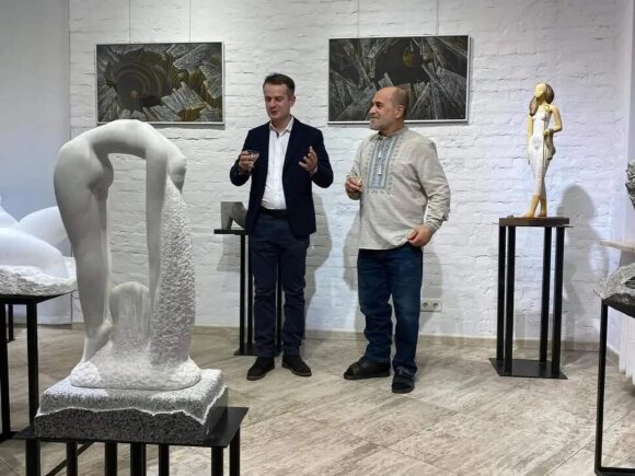 фотография с выставки скульптора Владимирова Алексея