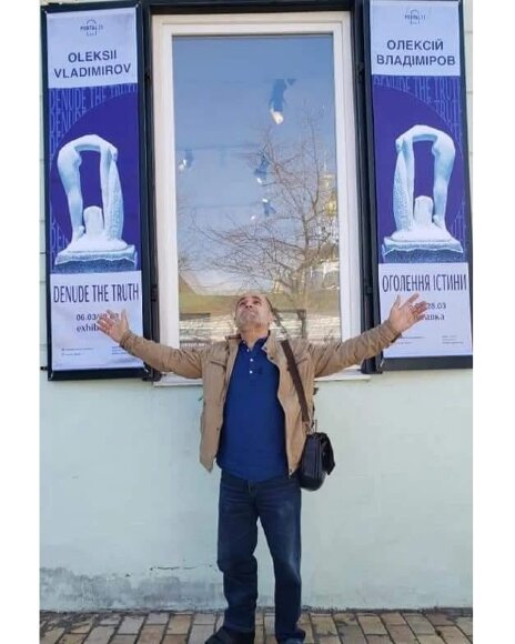 скульптор Владимиров Алексей возле галереи Портал 11 где проходила его персональная выставка