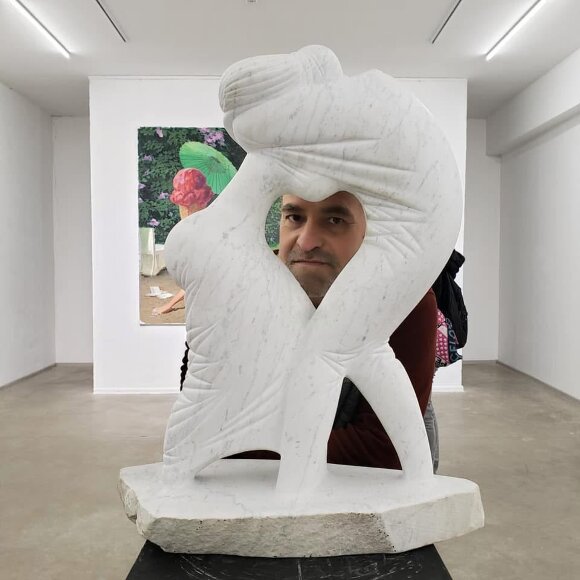 Владимиров Алексей рядом со своей мраморной скульптурой Белый танец