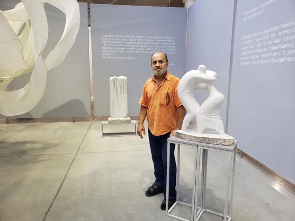 скульптор Владимиров Алексей рядом со своей мраморной скульптурой Белый танец