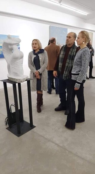 посетители персональной выставки скульптора Владимирова Алексея