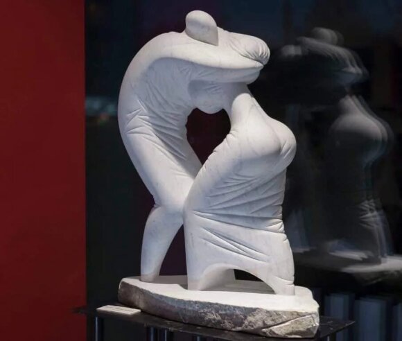 Мраморная скульптура Белый танец на выставке, автор Владимиров Алексей