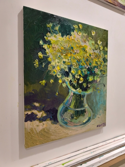Painting Daisies, artist Nina Lytvyn