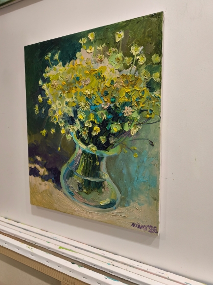 Painting Daisies, artist Nina Lytvyn