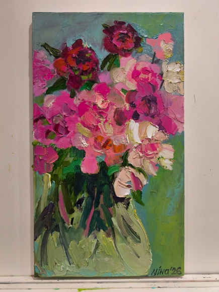 Painting Peonies, artist Nina Lytvyn