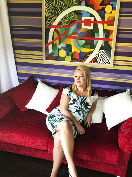 Художник Медяник Анна рядом с картиной в мастерской Художник Медяник Анна рядом с картиной в мастерской