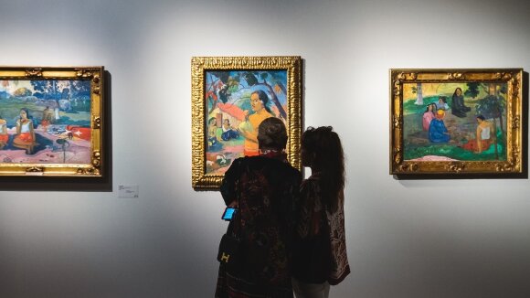 Картина Гоген Поль - Жінка тримає плід Картина Гоген Поль - Жінка тримає плід