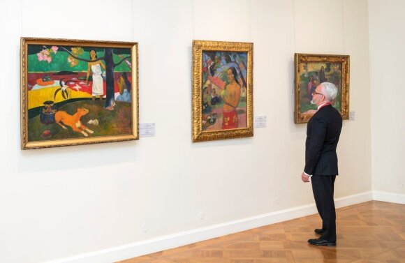 Картина Гоген Поль - Жінка тримає плід Картина Гоген Поль - Жінка тримає плід